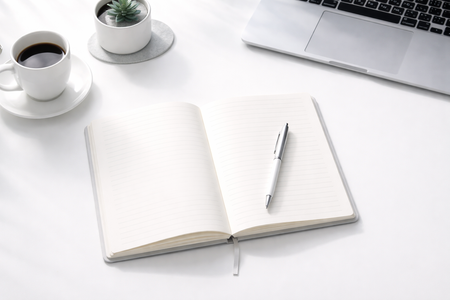 Aufgeräumter Schreibtisch mit Notizbuch und Stift